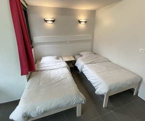 Chambre 4 lits simples avec salle de bain privative (vue sur le parc) 